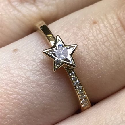 18ct yellow gold and 0.31pt Star diamond with a diamond-set shoulder