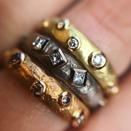 18ct yellow gold and round rubover-set round diamond Molten eternity ring