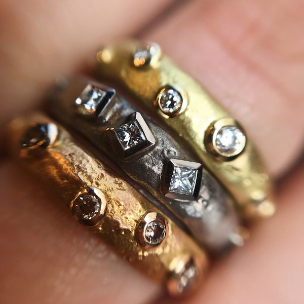 18ct yellow gold and round rubover-set round diamond Molten eternity ring