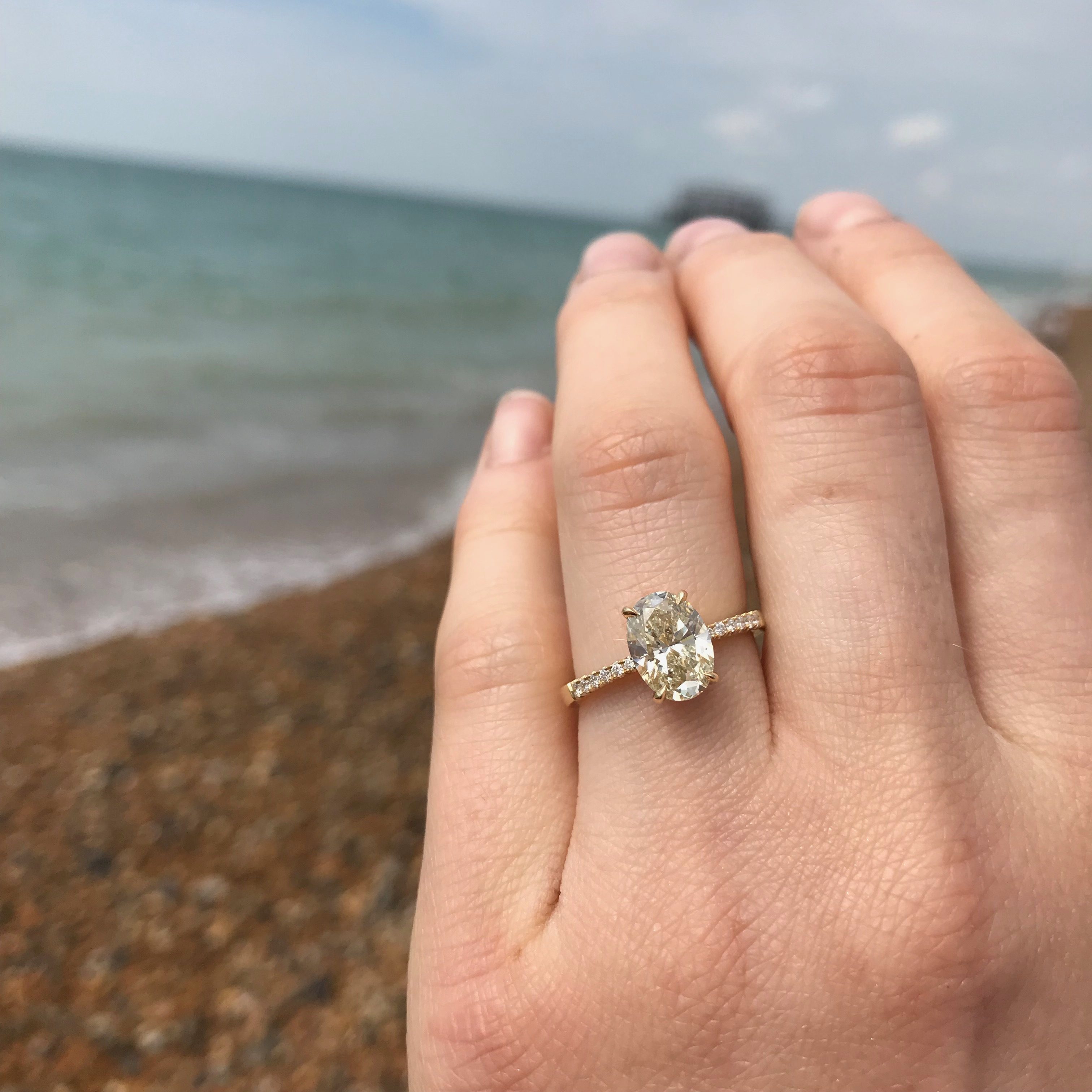 18ct yellow  gold  1 71ct Oval pale yellow  diamond 