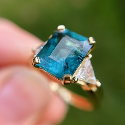 18ct yellow gold and Indicolite tourmaline ring with triangle diamonds shoulders