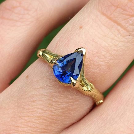 18ct yellow gold Woodland ring with pear-shaped blue sapphire
