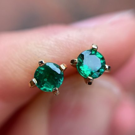 18ct yellow gold and emerald Coco stud earrings