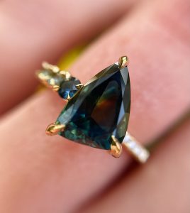 18ct yellow fair-trade yellow gold and free-form parti sapphire ring