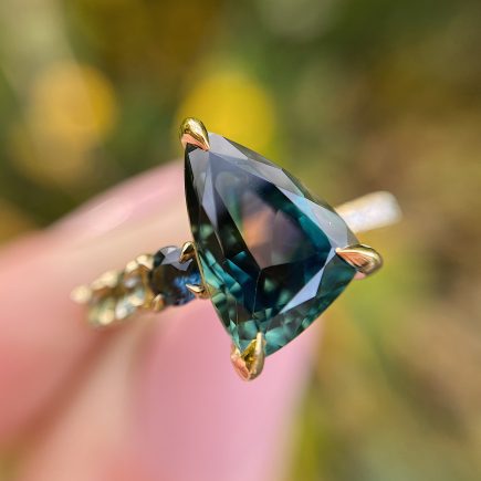 18ct yellow fair-trade yellow gold and free-form parti sapphire ring