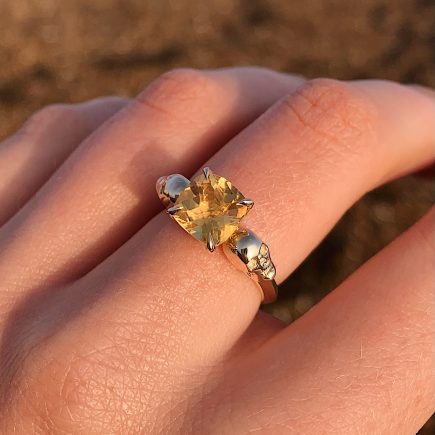 9ct yellow gold and Citrine double-skull ring