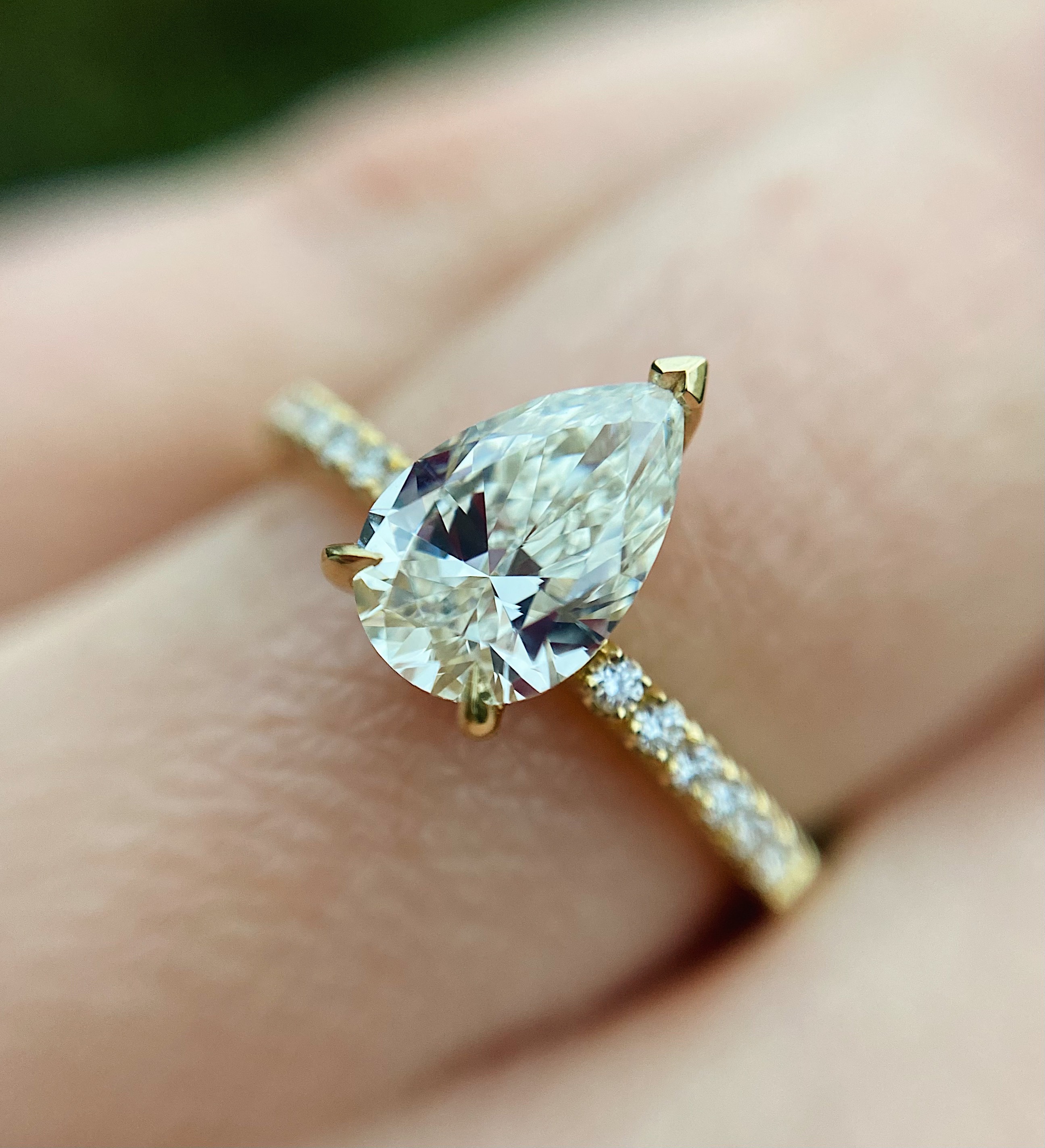 Pear shaped ring yellow gold discount