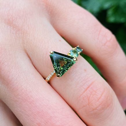 18ct fairtrade gold and Freeform-sapphire engagement ring