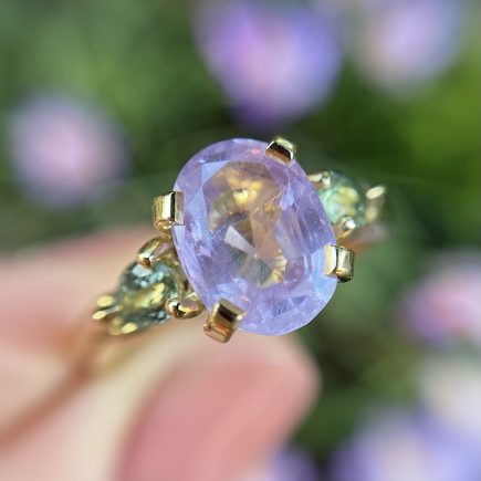 18CT YELLOW GOLD, LILAC AND GREEN SAPPHIRE COCO RING