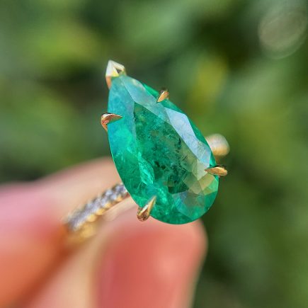 18ct yellow gold and Brazilian pear-shaped emerald ring with diamond shoulders