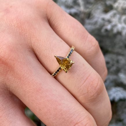 18ct Yellow Gold Unique Honey Coloured Diamond Ring with Black Diamond Shoulders
