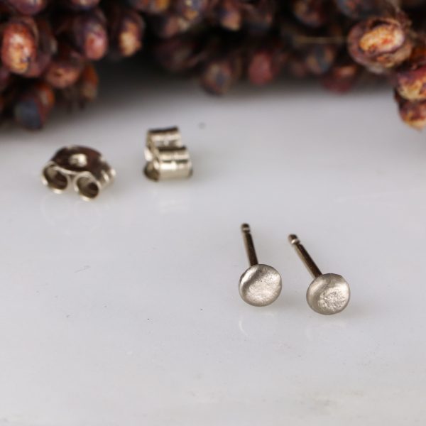 18ct white gold small molten earstuds