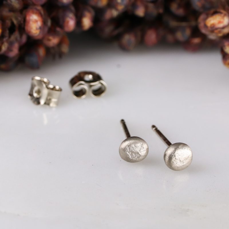 18ct white gold medium molten earstuds