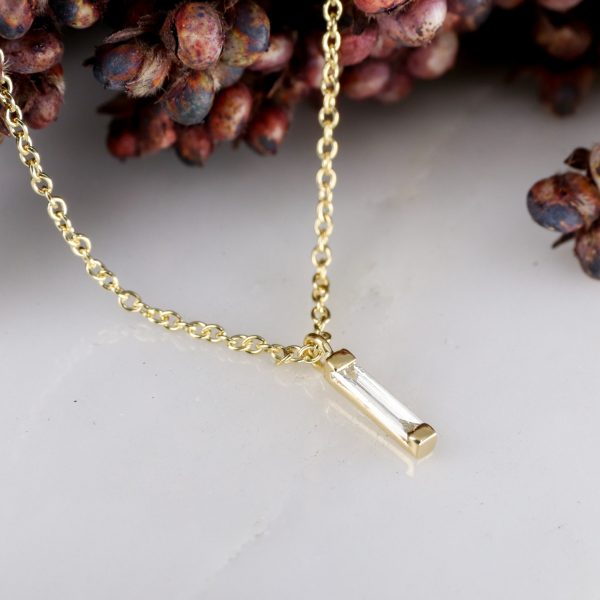 18ct yellow gold small baguette white diamond pendant