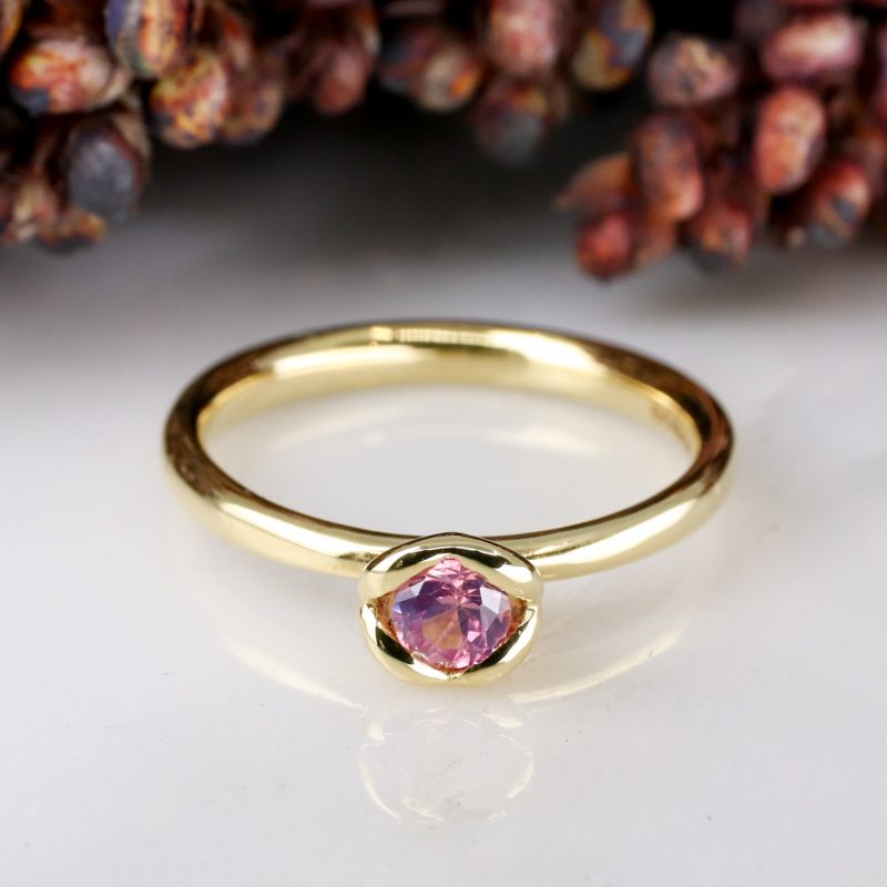 18ct yellow gold and pink sapphire coeur ring