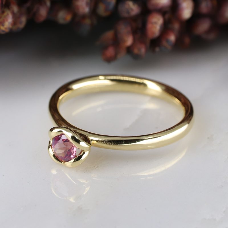 18ct yellow gold and pink sapphire coeur ring