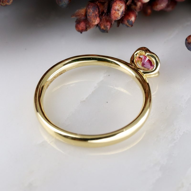 18ct yellow gold and pink sapphire coeur ring