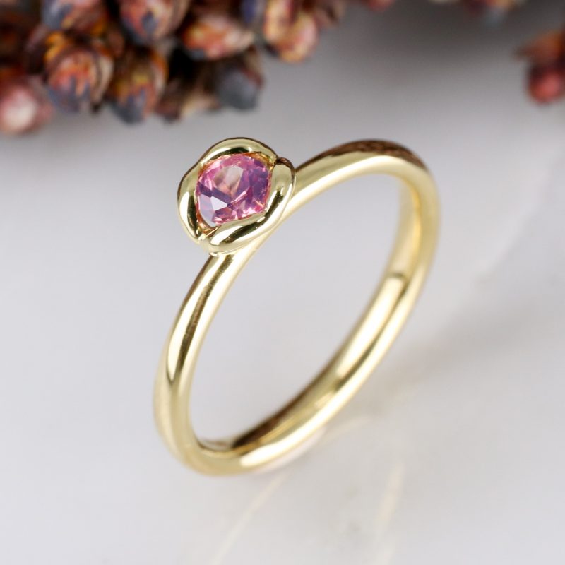 18ct yellow gold and pink sapphire coeur ring