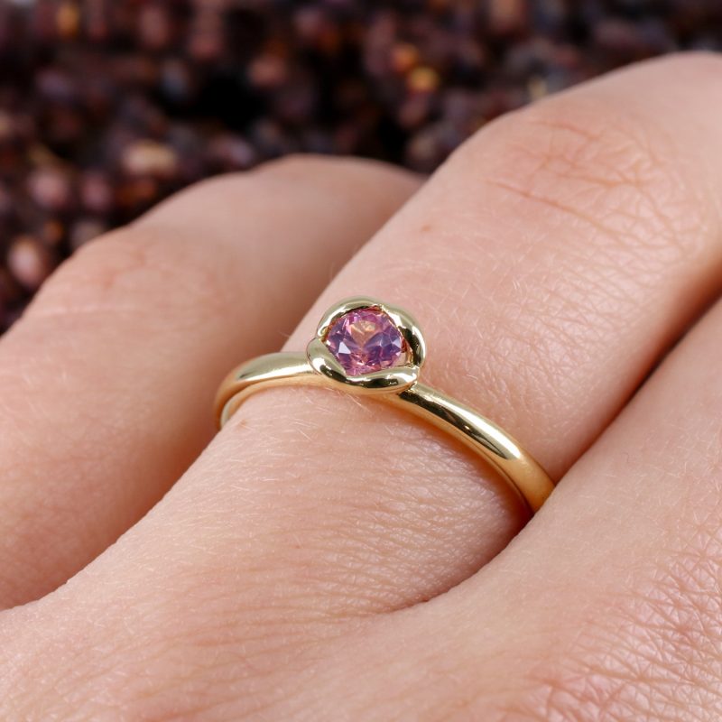 18ct yellow gold and pink sapphire coeur ring