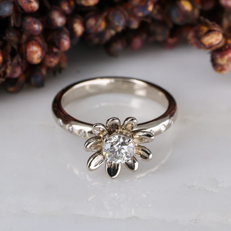 18ct white gold and 0.50ct white diamond daisy ring