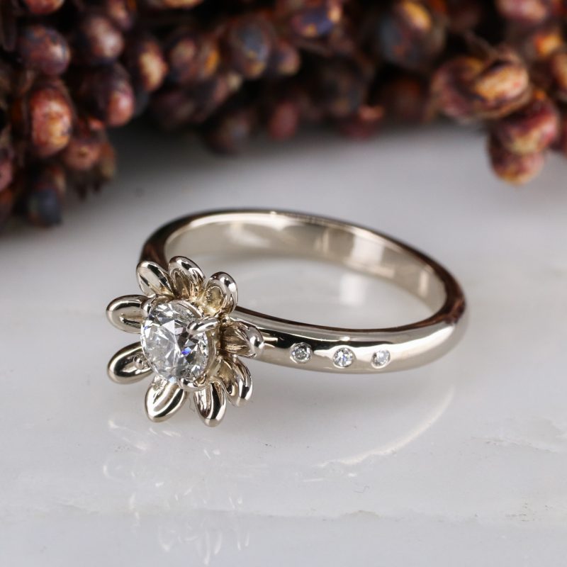 18ct white gold and 0.50ct white diamond daisy ring