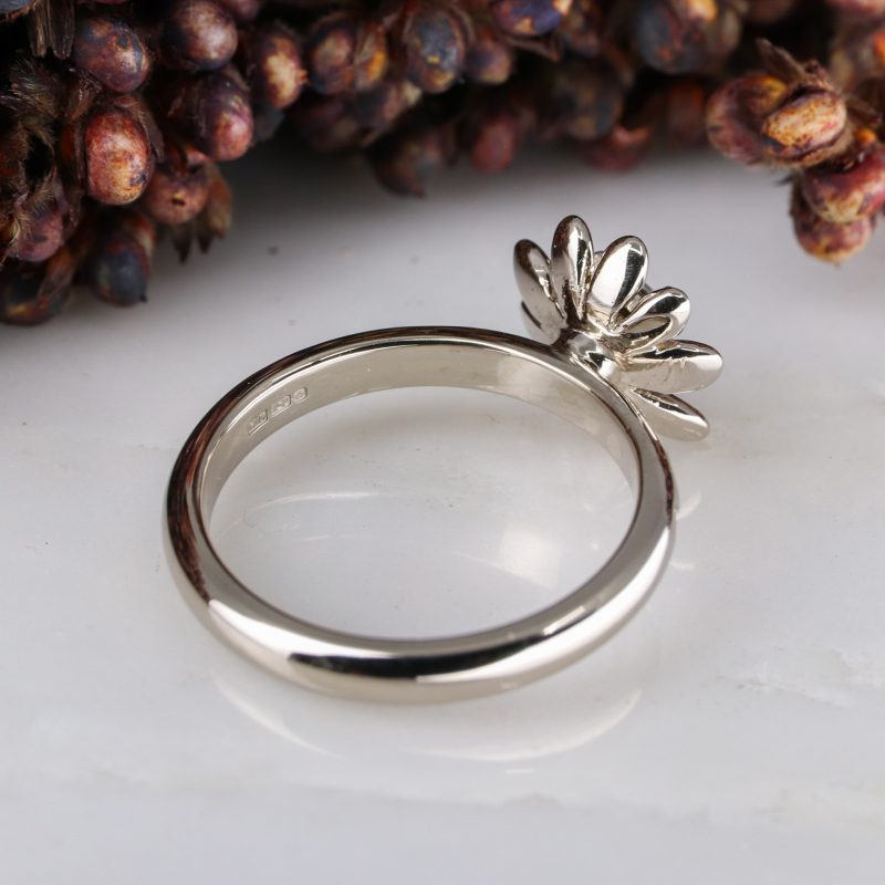 18ct white gold and 0.50ct white diamond daisy ring