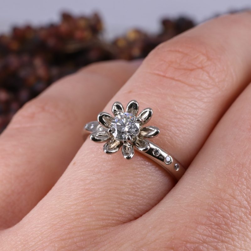 18ct white gold and 0.50ct white diamond daisy ring