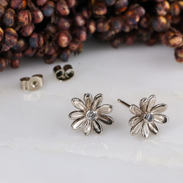 18ct white gold large daisy earstuds with white diamond centre