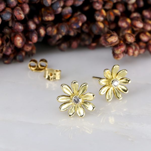 18ct yellow gold large daisy earstuds with white diamond centre