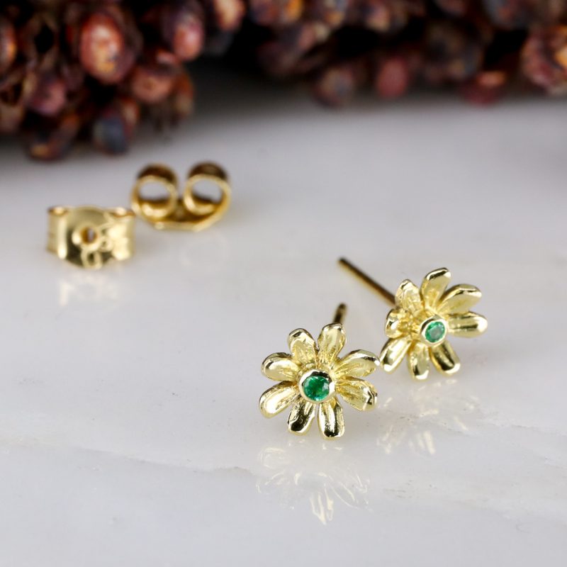 18ct yellow gold small daisy earstuds with emerald centre