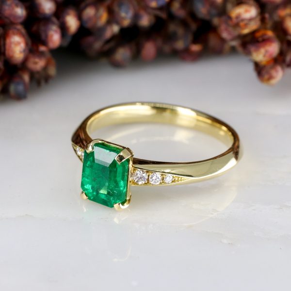 18ct yellow gold 1.15ct emerald coco solitaire ring