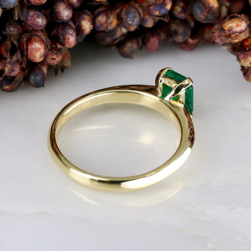 18ct yellow gold 1.15ct emerald coco solitaire ring