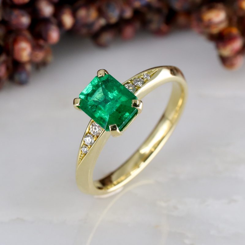18ct yellow gold 1.15ct emerald coco solitaire ring