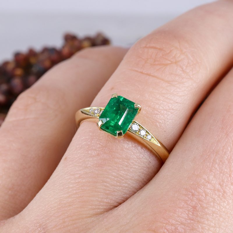 18ct yellow gold 1.15ct emerald coco solitaire ring