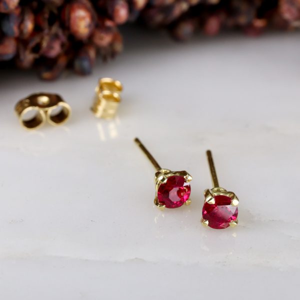 18ct yellow gold and ruby earstuds