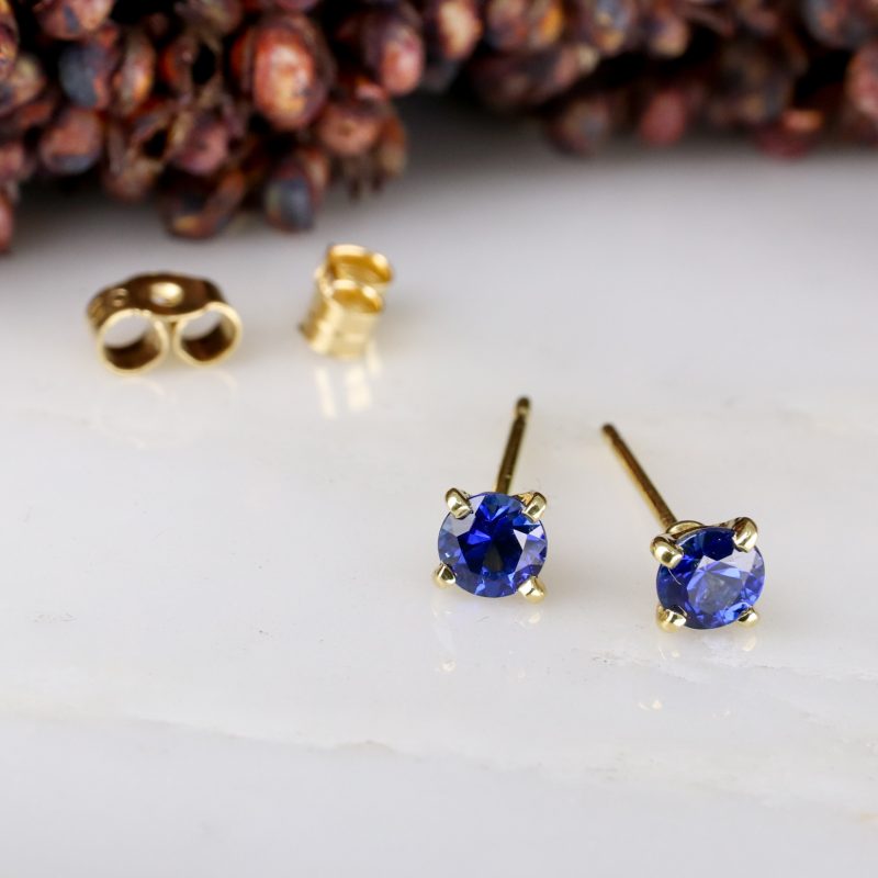 18ct yellow gold and blue sapphire earstuds