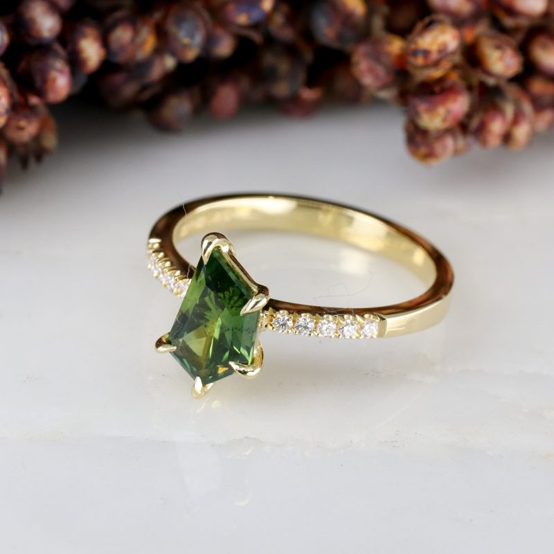18ct fairtrade yellow gold freeform green sapphire ring