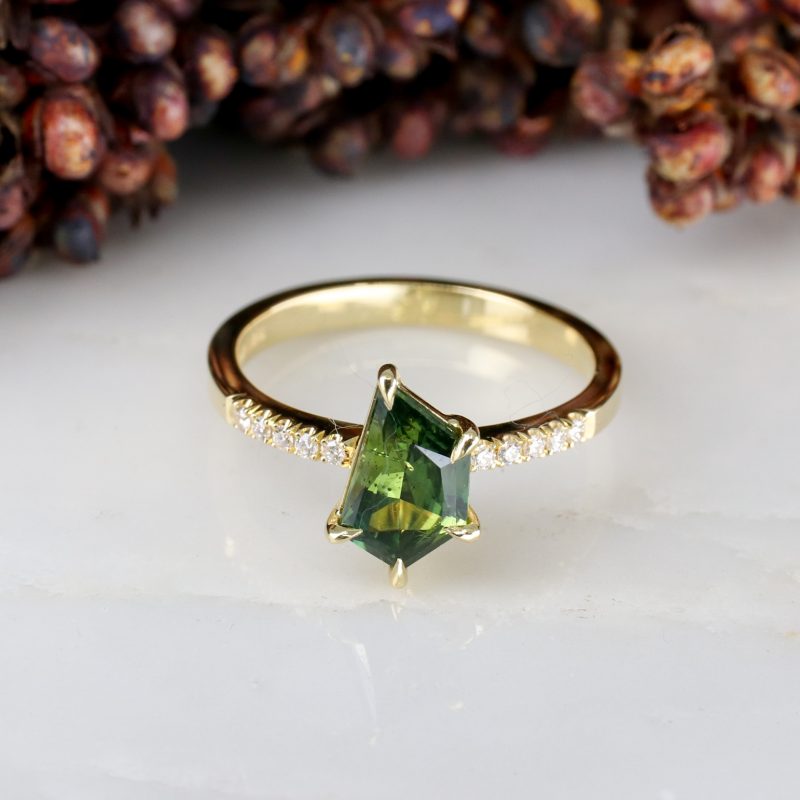 18ct fairtrade yellow gold freeform green sapphire ring18ct fairtrade yellow gold freeform green sapphire ring