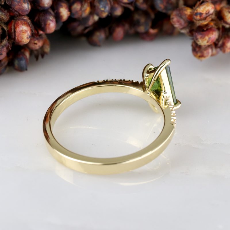 18ct fairtrade yellow gold freeform green sapphire ring