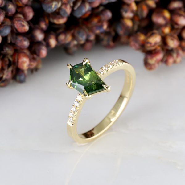18ct fairtrade yellow gold freeform green sapphire ring