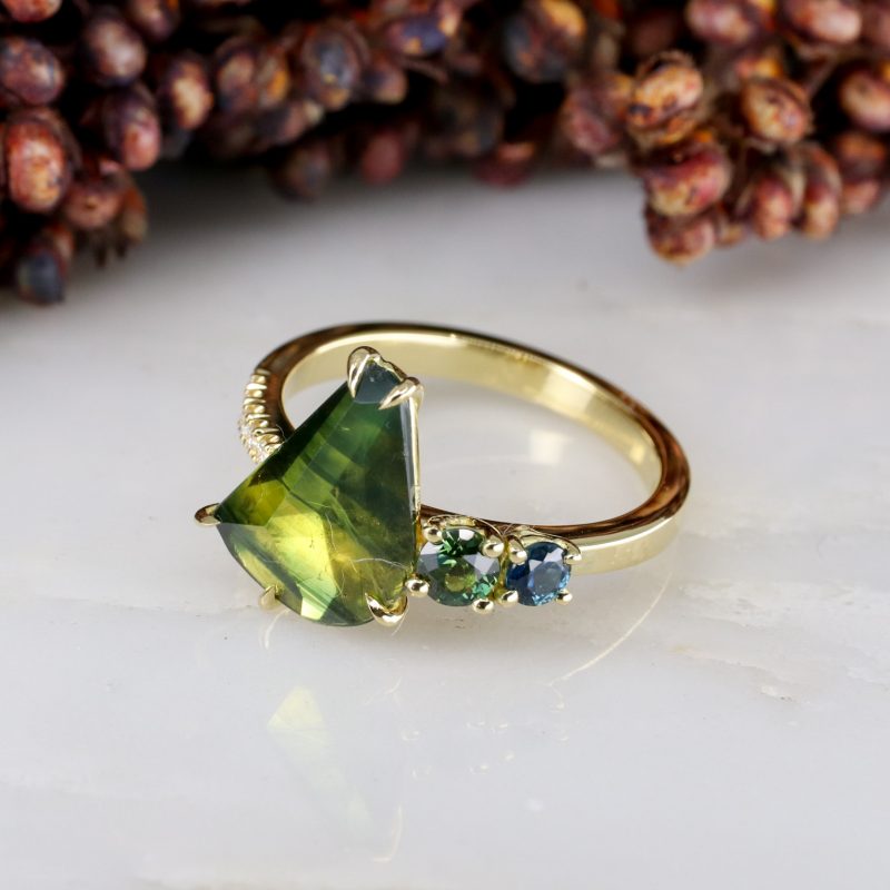 18ct yellow fairtrade gold and freeform Australian sapphire ring