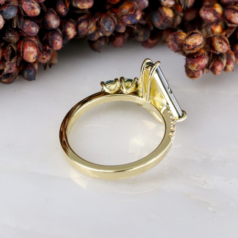 18ct yellow fairtrade gold and freeform Australian sapphire ring