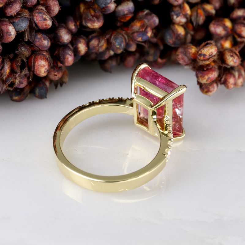 18ct yellow gold sunset tourmaline ring with white diamond shoulders