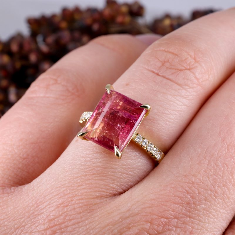 18ct yellow gold sunset tourmaline ring with white diamond shoulders