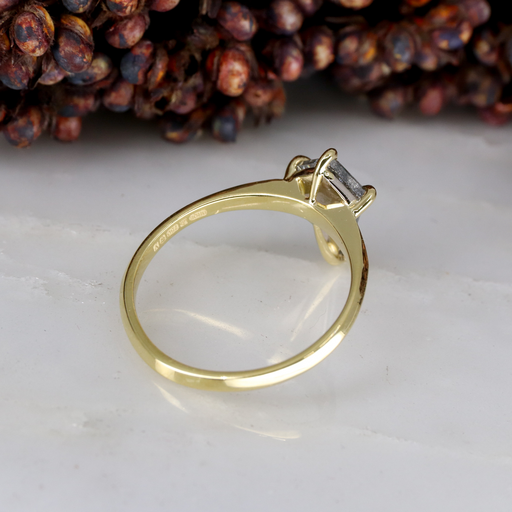 18ct yellow gold 1.08ct kite shape salt and pepper diamond mini coco ...