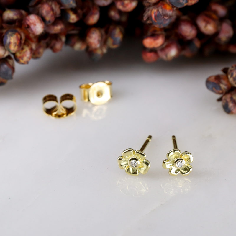 18ct yellow gold tiny flower earstuds with white diamonds