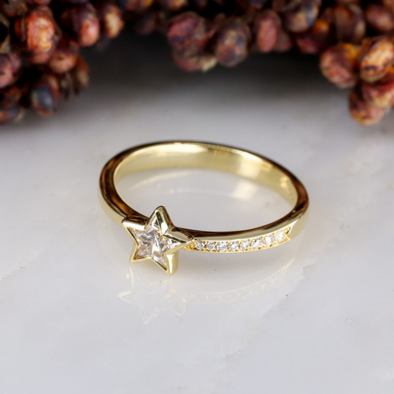 18ct yellow gold and 0.31ct star diamond with a diamond-set shoulder detail