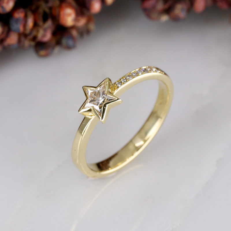 18ct yellow gold and 0.31ct star diamond with a diamond-set shoulder detail