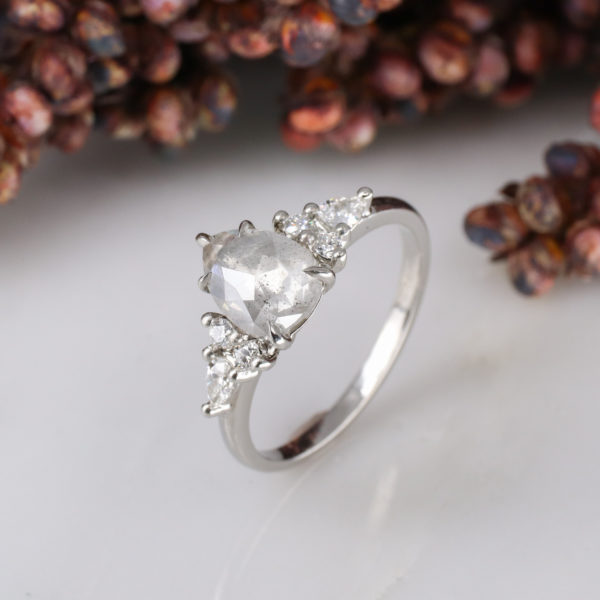 Unicorn-plat-pear-shape-sp-with-white-diamond-pear-and-round-sides
