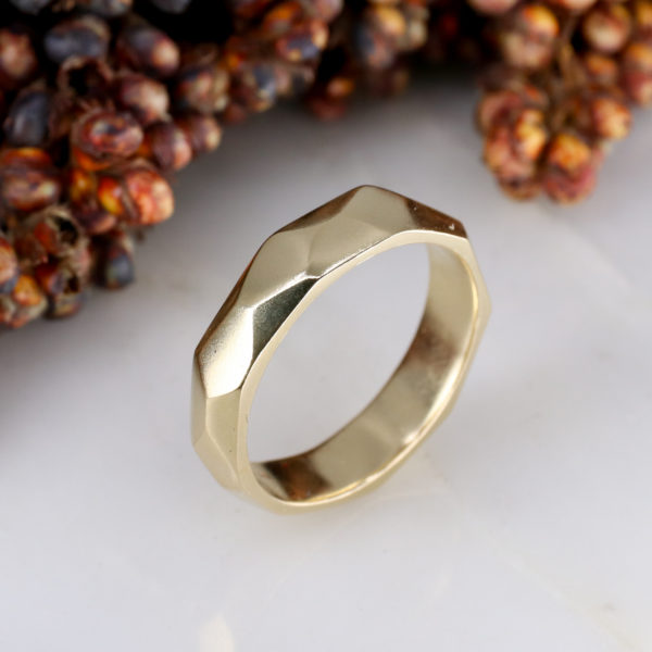 9ct yellow gold Brighton rocks wedding band